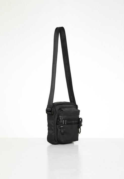 Calvin Klein - Ultralight reporter18 nylon - black
