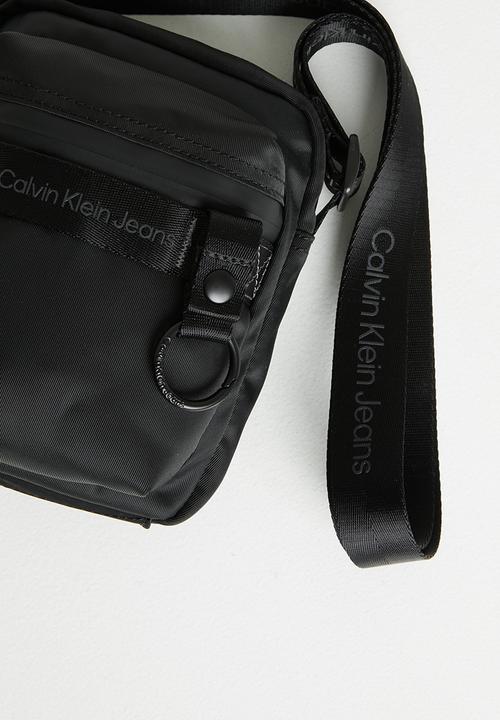 Calvin Klein - Ultralight reporter18 nylon - black