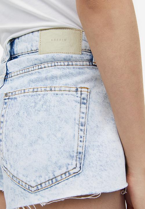 H&M - Curvy fit denim shorts - light denim blue 