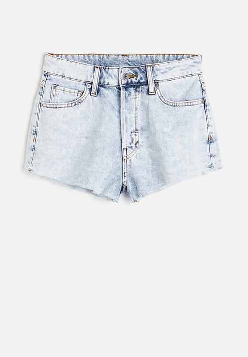 H&M - Curvy fit denim shorts - light denim blue 