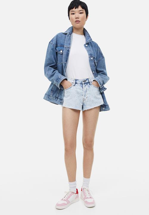 H&M - Curvy fit denim shorts - light denim blue 