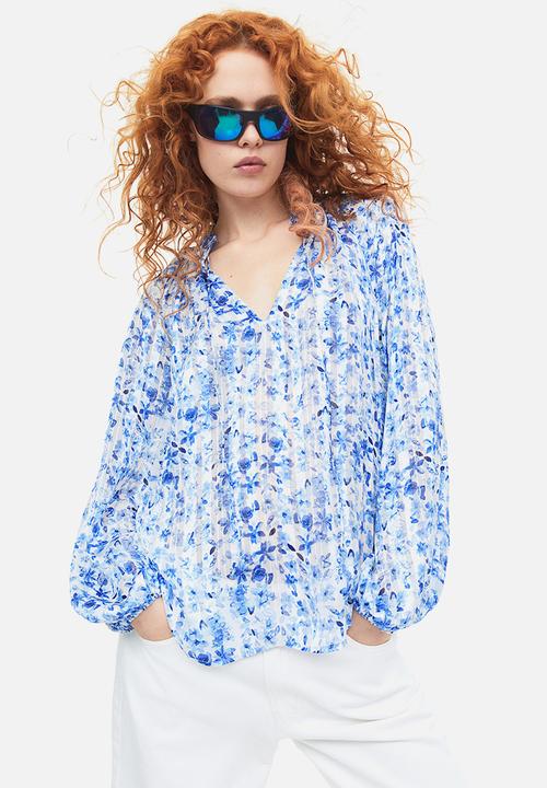 H&M - Frill-trimmed crêpe blouse - light blue/floral