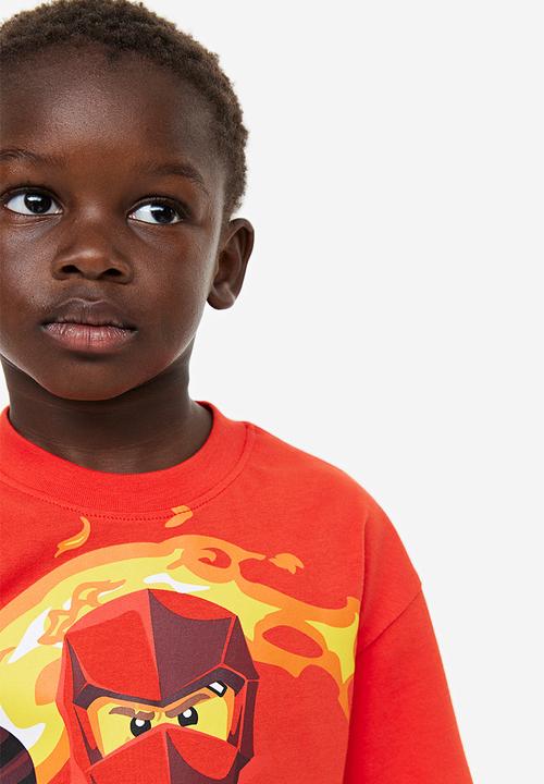 H&M - Printed T-shirt - bright red/lego ninjago