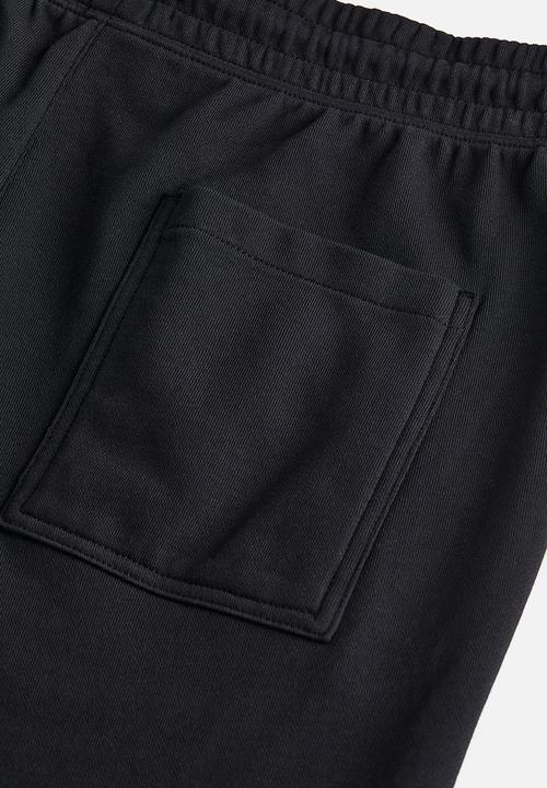 H&M - Relaxed fit printed sweatshorts - black connect 