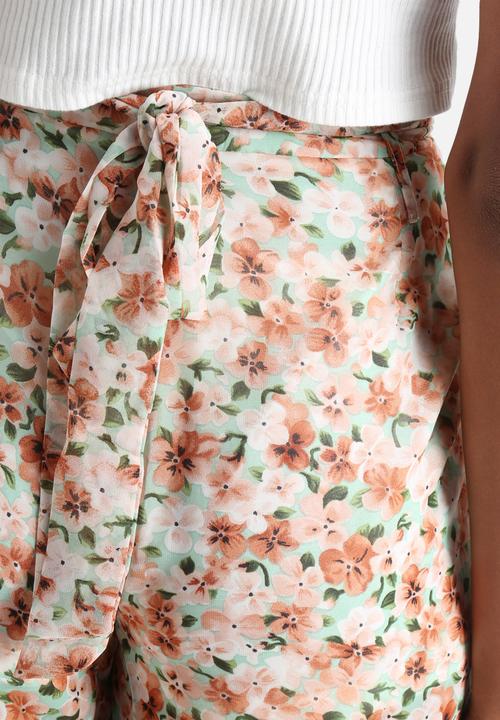 Influence. - Floral Floaty Shorts