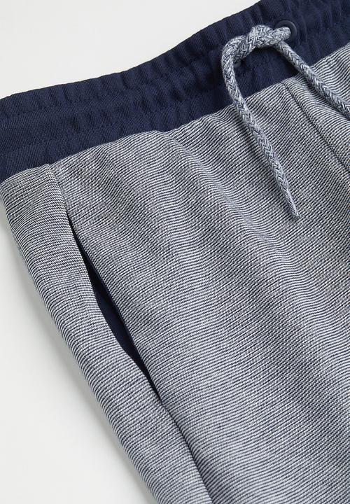 H&M - Patterned sweatshirt shorts - navy blue striped 