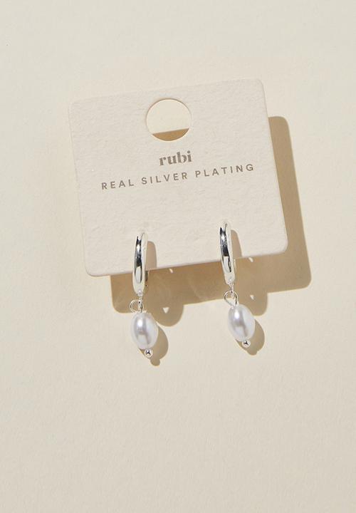 Rubi - Huggie hoop earring - sterling silver chunky pearl
