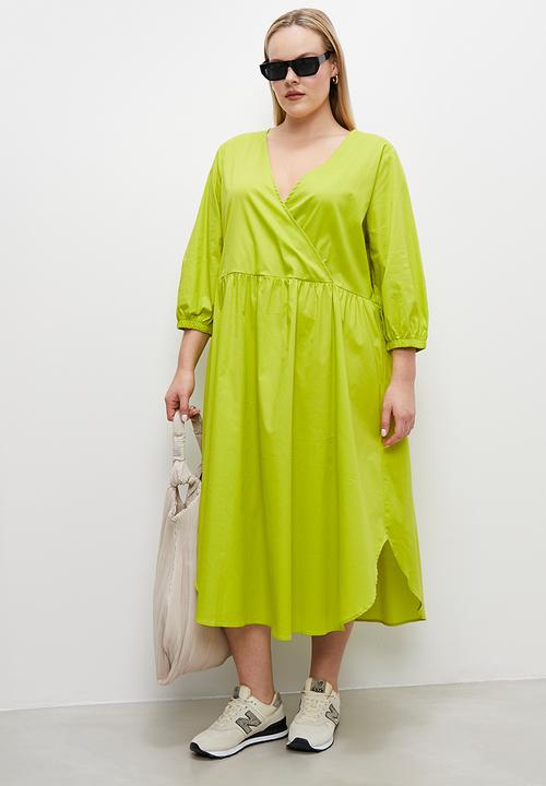 Superbalist - V-neck volume midi with curved hem - lime