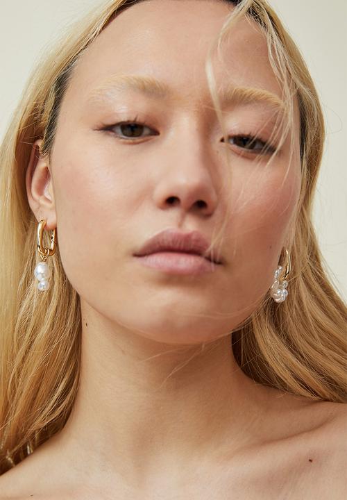 Rubi - Mid charm earring - gold plated mis match pearl