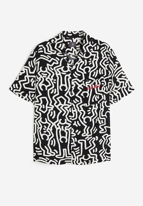 H&M - Regular fit patterned resort shirt - black keith haring