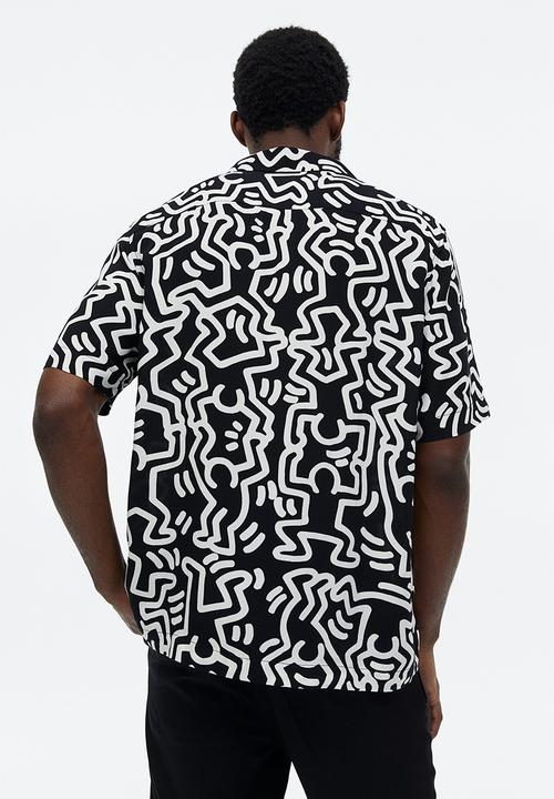 H&M - Regular fit patterned resort shirt - black keith haring