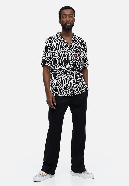 H&M - Regular fit patterned resort shirt - black keith haring