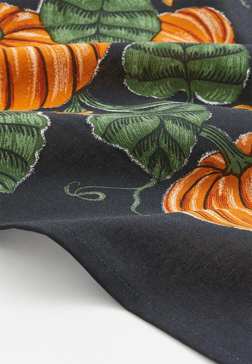 H&M - Pumpkin patterned table runner - dark grey pumpkins