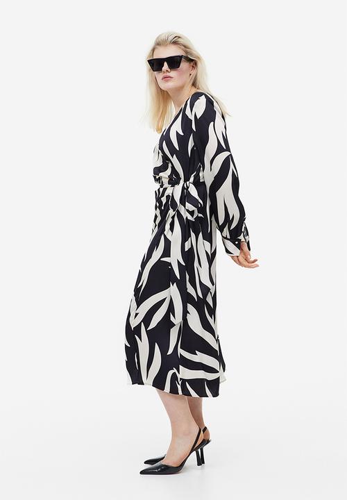 H&M - Balloon-sleeved wrap dress - black patterned