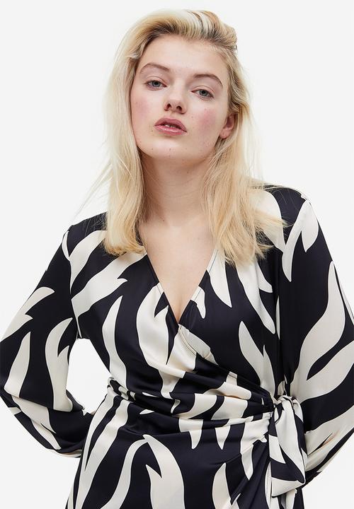 H&M - Balloon-sleeved wrap dress - black patterned