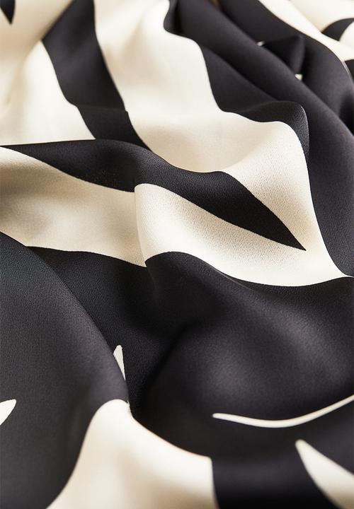 H&M - Balloon-sleeved wrap dress - black patterned