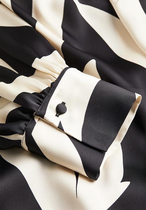 H&M - Balloon-sleeved wrap dress - black patterned