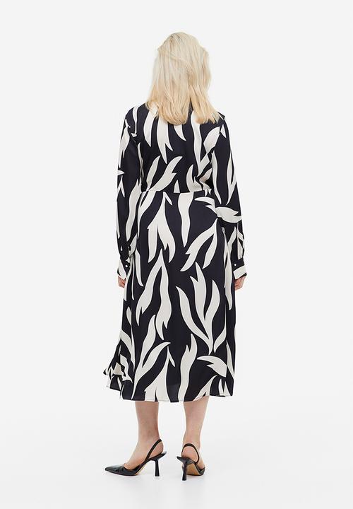 H&M - Balloon-sleeved wrap dress - black patterned