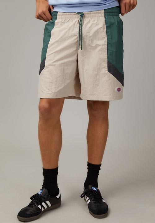 Factorie - Half half street short - beige/evergreen slate
