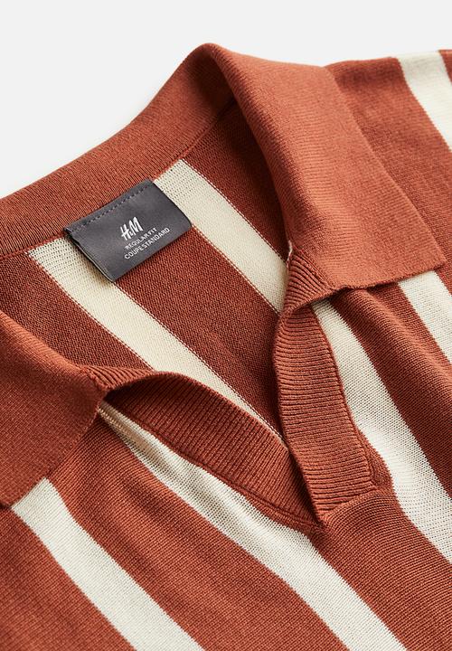 H&M - Regular fit fine-knit cotton polo shirt - brown/white striped