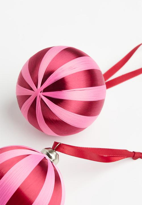 H&M - Satin thread bauble - burgundy & light pink