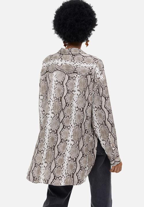 H&M - Oversized satin blouse - beige snakeskin-patterned 