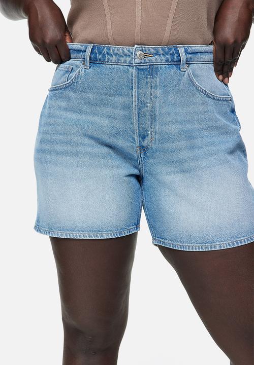 H&M - Curvy fit bermuda straight high denim shorts - light denim blue