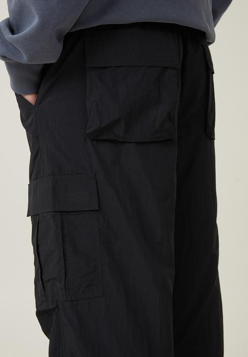 Cotton On - Parachute tech cargo pant - black cargo