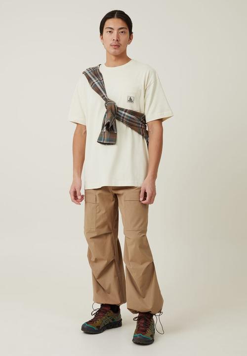 Cotton On - Box fit pocket t-shirt - ecru/civic outerwear