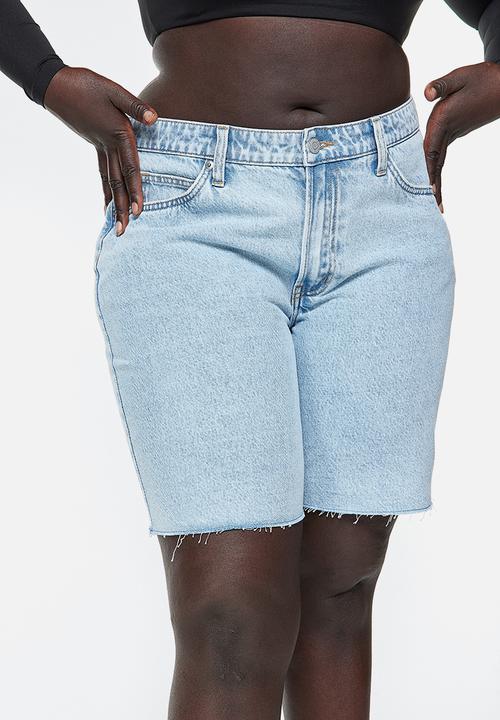 H&M - Curvy fit bermuda baggy low denim shorts - light denim blue 