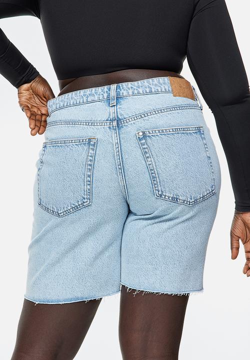 H&M - Curvy fit bermuda baggy low denim shorts - light denim blue 