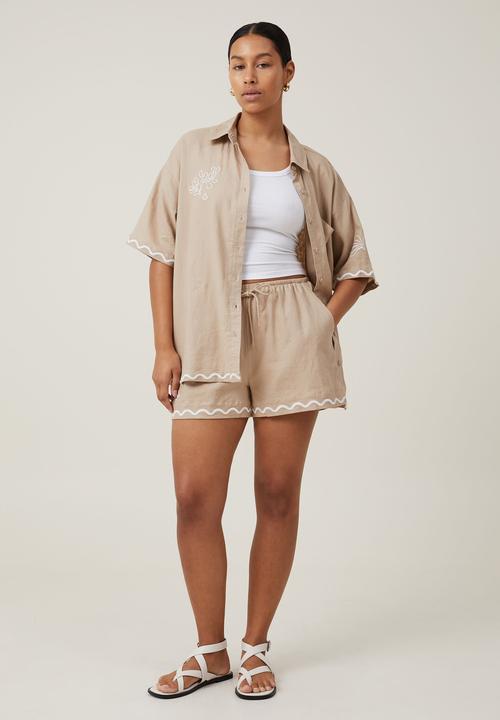 Cotton On - Haven short - coral embroidery mid taupe