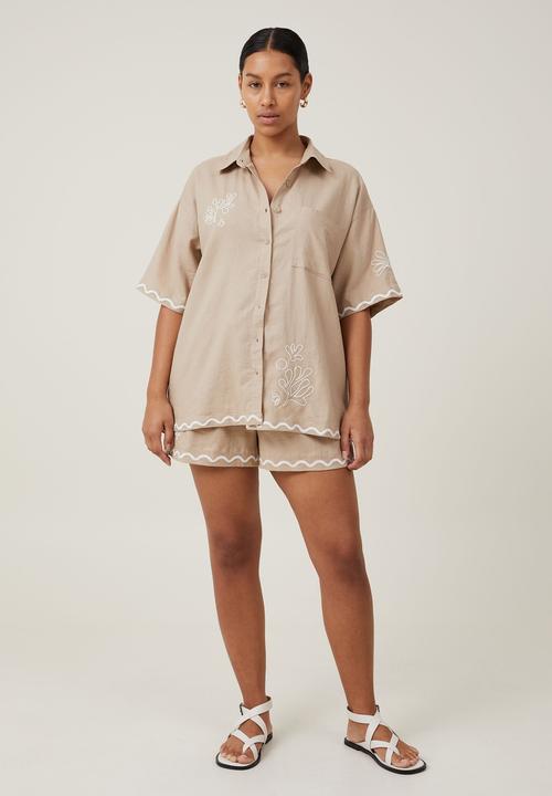 Cotton On - Haven short sleeve shirt - coral embroidery mid taupe
