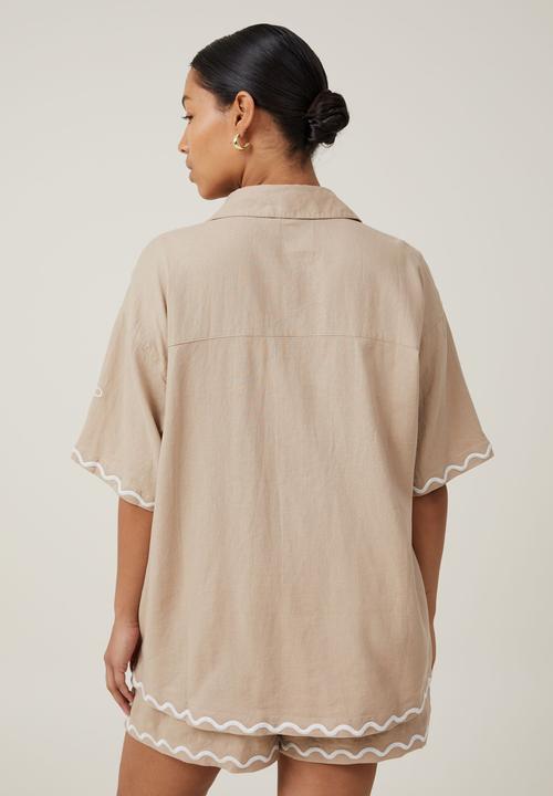 Cotton On - Haven short sleeve shirt - coral embroidery mid taupe