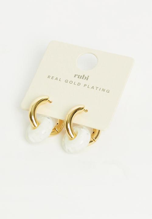 Rubi - Mid charm earring - gold plated white glass bead