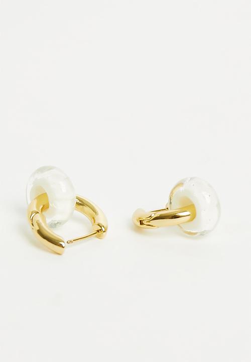 Rubi - Mid charm earring - gold plated white glass bead
