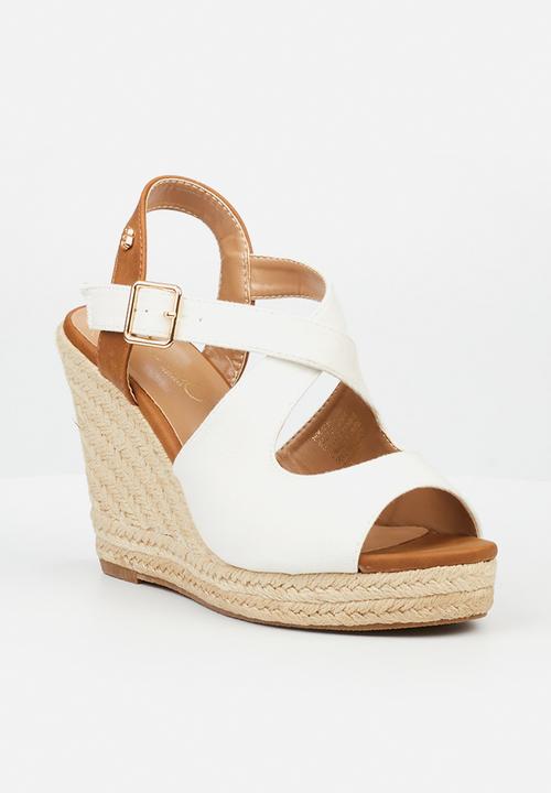 Miss Black - Hooked 4 wedge heel - white