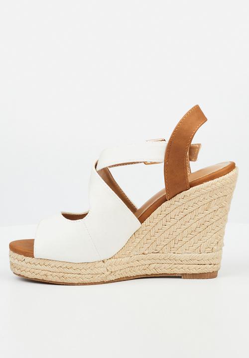 Miss Black - Hooked 4 wedge heel - white