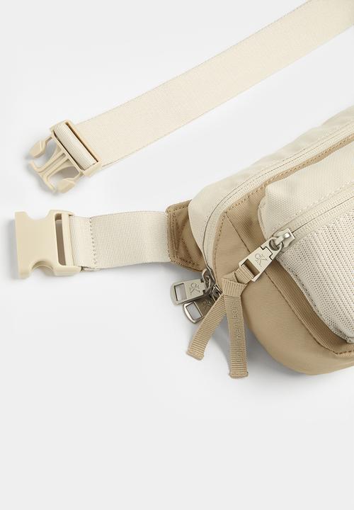 Calvin Klein - Sport essentials waistbag28 ut - travertine/classic beige