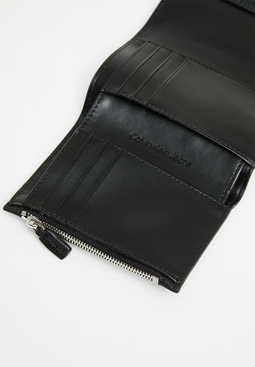 Calvin Klein - Minimal monogram med trifold - black