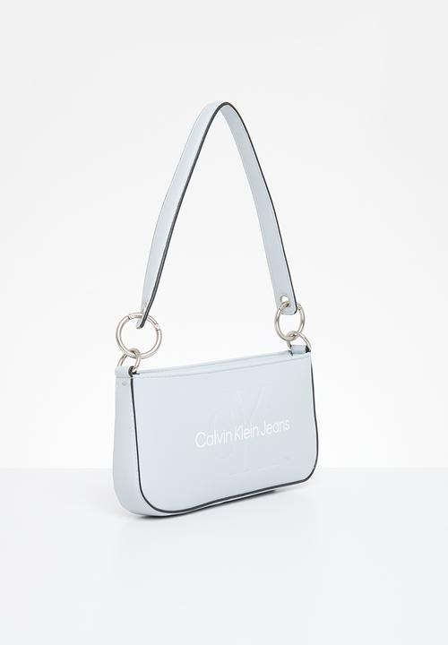 Calvin Klein - Sculpted shoulder pouch25 mono - blue oasis