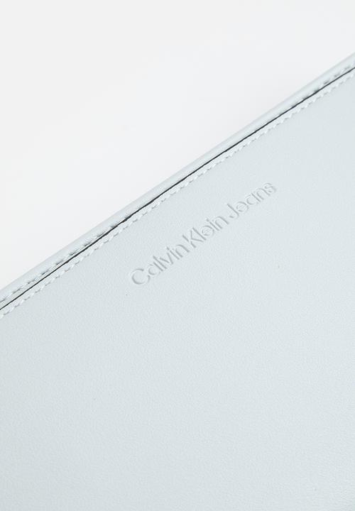 Calvin Klein - Sculpted shoulder pouch25 mono - blue oasis