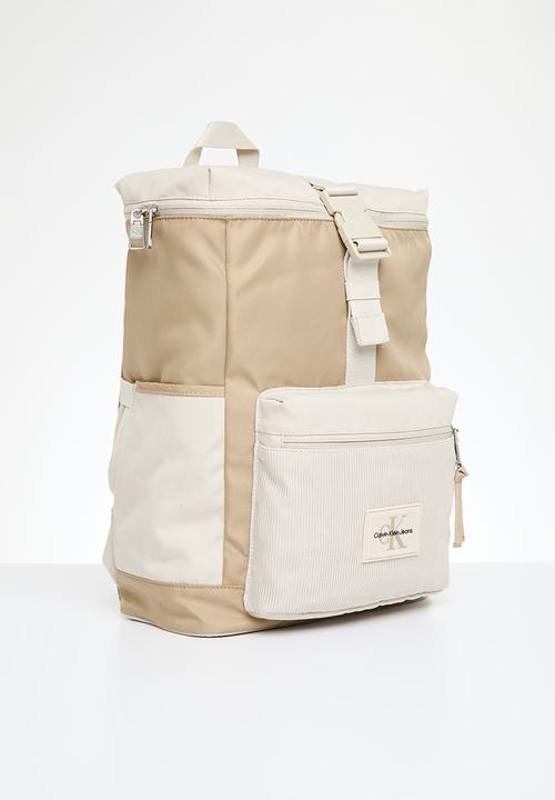Calvin Klein - Sport essentials slim sq bp40 ut - travertine/classic beige
