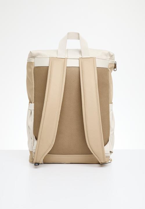 Calvin Klein - Sport essentials slim sq bp40 ut - travertine/classic beige