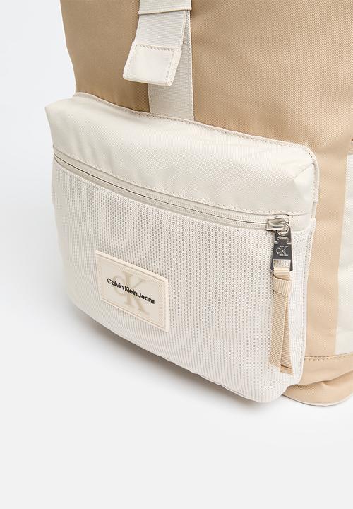 Calvin Klein - Sport essentials slim sq bp40 ut - travertine/classic beige