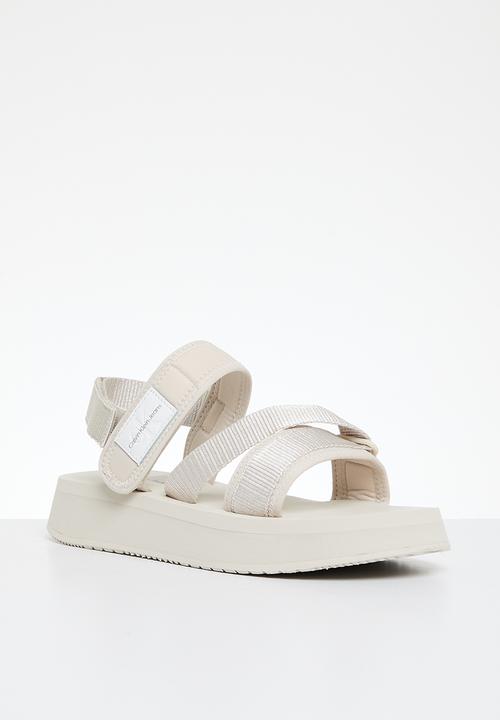 Calvin Klein - Prefresato sandal badge - eggshell