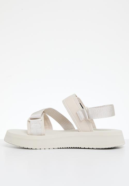 Calvin Klein - Prefresato sandal badge - eggshell