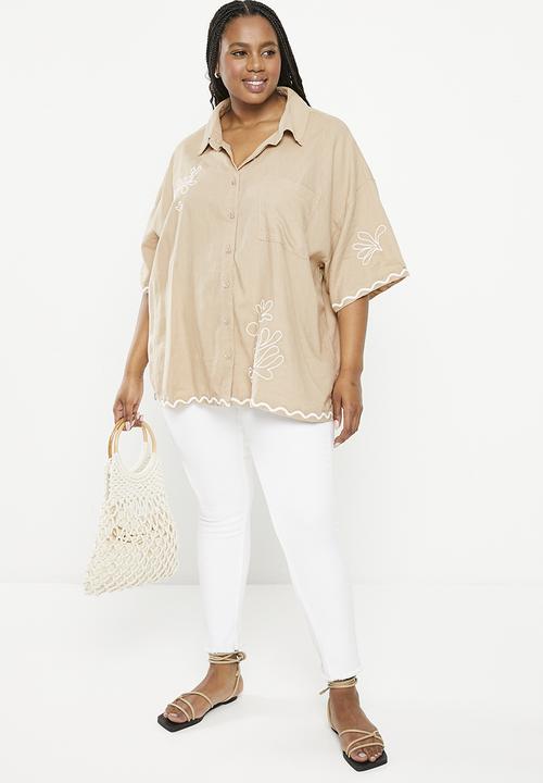 Cotton On - Plus haven short sleeve shirt - coral embroidery mid taupe