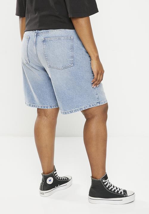 Cotton On - Plus super baggy denim jort - bells blue