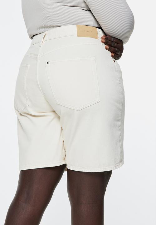 H&M - Curvy fit bermuda baggy low denim shorts - cream